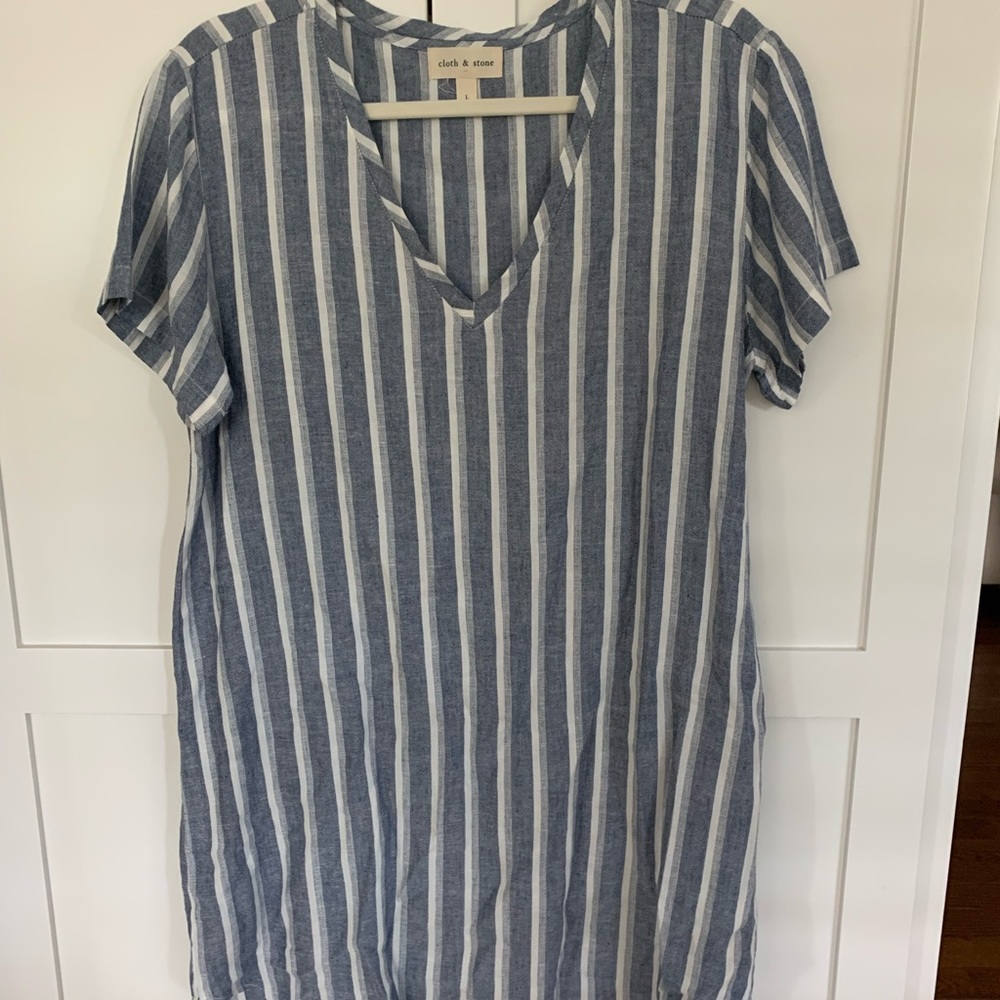 Dress. V neck. Knee length. Cotton blend